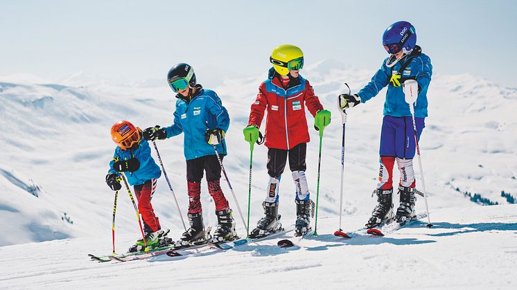 Kleine Skifahrer auf den Pisten © Schweiz Tourismus / Fotograf Silvano Zeitler