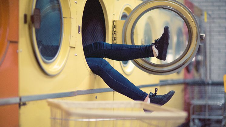 Mange glemmer at fjerne transportsikringerne før de tager den nye vaskemaskine i brug.  Det resulterer i, at maskinen hopper og danser - og larmer. 
