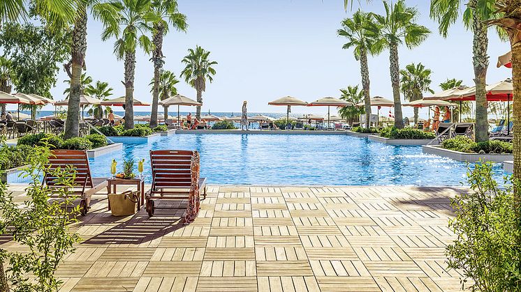 Direkt am flach abfallenden Sandstrand liegt das luxuriöse Übernachtungshotel Ali Bey Resort Sorgun.