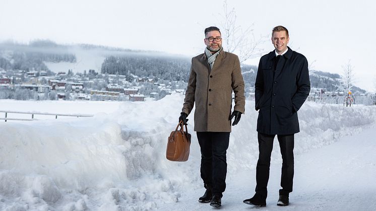 Fastighetsmäklarna Jim Edelsvärd (till vänster) och Fredrik Berglund etablerar nytt mäklarkontor i Östersund. Foto: Jens Jungdahl