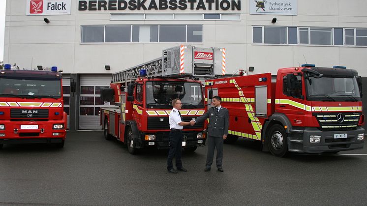 Beredskabschef i Sydvestjysk Brandvæsen, Jens Mølgaard, og brandchef i Falck, Thomas Dietz, ønsker hinanden tillykke med den nye aftale.