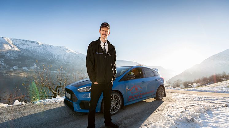 Taxichauffören Evold Jåstad tjänar sitt dagliga bröd i en lysande blå Ford Focus RS.