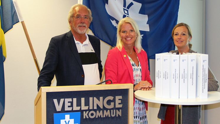 Per Juhlin, projektledare, kommunstyrelsens ordförande Carina Wutzler (M) och Anna Möller, stadsbyggnadschef i Vellinge kommun. 