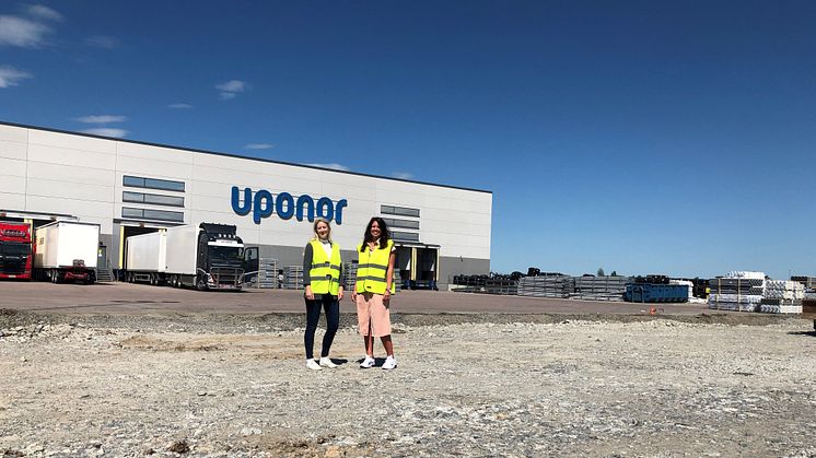 Sandra Jansson, Nordisk logistikchef och Linnea Albertsson, Controller, framför distributionscentralen i Västerås där Uponor bygger ut och kommer samla flera av Uponors svenska verksamheter under ett och samma tak.