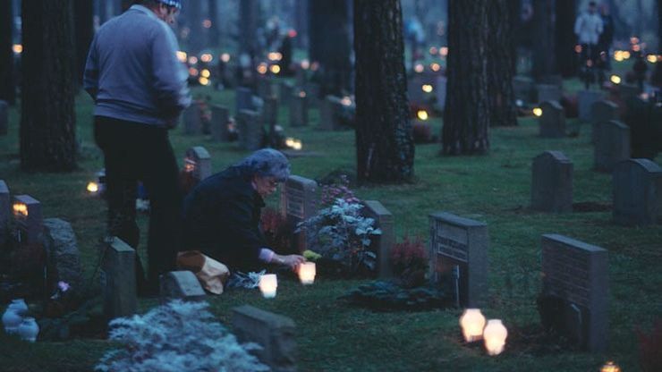 Ljus på Skogskyrkogården, Alla helgons dag 1994. Foto Sören Hallgren, Nordiska museet.