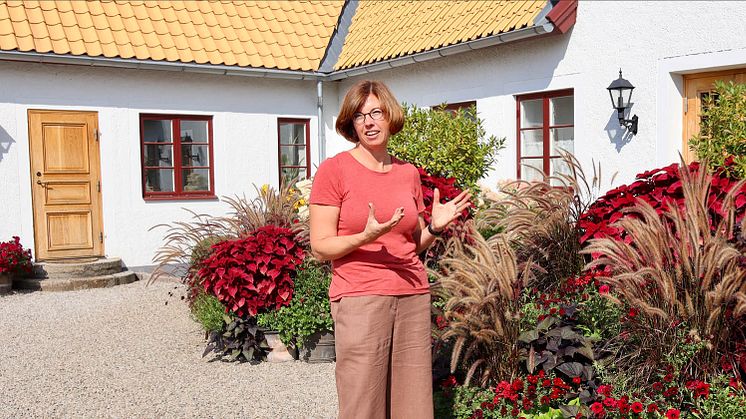Karolina Brising som driver Länsmansgården Trädgårdsdesign i Dalby där hon sprider trädgårdsenergi.