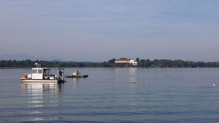 Die Bayernwerk Netz hat am Dienstag, 12. September, die Wartung eines Seekabels am Chiemsee begonnen. 