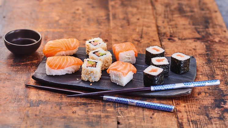 12 sushi med californiarullar, maki och nigiri
