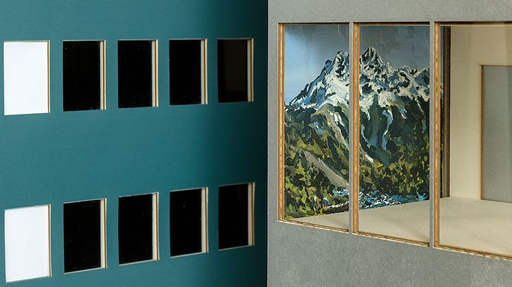 Syntolkning: Närbild av en sjukhusmodell med utskurna fönster. En målning av en hel vägg i slutet av en sjukhuskorridor syns på bilden. ©Viktor Rosdahl/Bildupphovsrätt2018. Foto P. Mannberg.