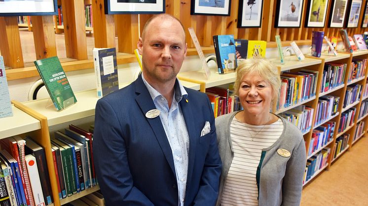 Daniel Skålerud, gymnasiechef, och Hellen Andersson, skolbibliotekarie, gläds åt utmärkelsen. 