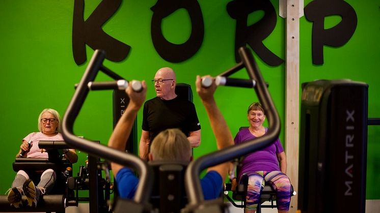 Äldre upplever förbättrad fysisk, psykisk och social hälsa till följd av träning tillsammans med andra.