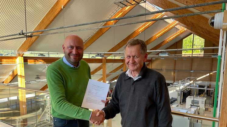 F.v. Produktansvarlig i Fjøssystemer Gruppen, Kjetil Olsen og daglig leder i Inaventa Solar, John Rekstad har signert avtalen.