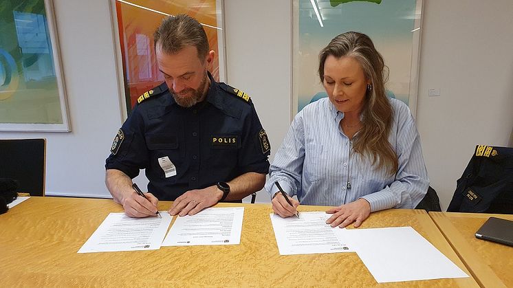 Jonas Ek, lokalpolisområdeschef, och Camilla Palm, kommunstyrelsens ordförande skriver under nya löften till medborgarna i Kristianstad.