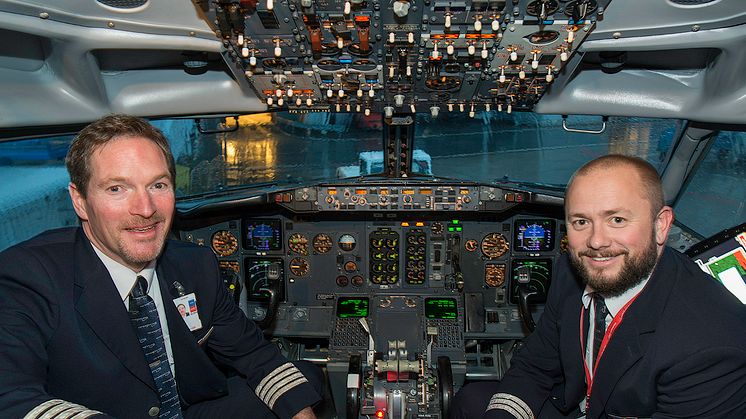 KaptenJohnny Silberg och styrmann Olav Hynne som har landat i Bodö och genomfört LN-KKW:s sista flygning 