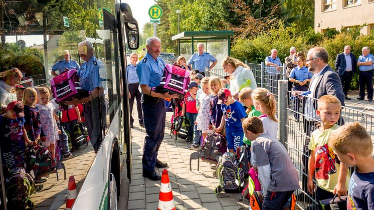 Foto aus 2019: Die Busschule vermittelt Erstklässlern im Landkreis Barnim auf meist unterhaltsame Weise, wie man richtig Bus fährt. Foto: Thorsten Stapel