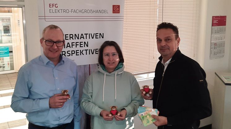 Axel Kühne aus Zwenkau und Geschäftsführer Mario Raböse übergeben 600 Euro an Bärenherz-Mitarbeiterin Kerstin Stadler. 