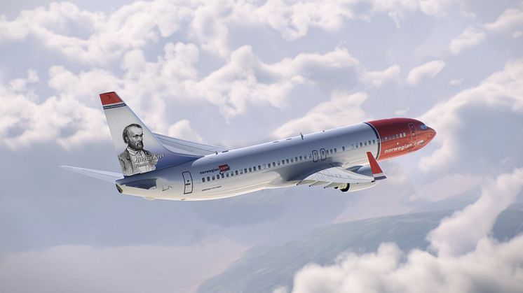 Aleksis Kivi koristaa Norwegianin Boeing 737-800 -koneen pyrstöä.