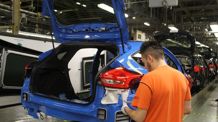 SATSER PÅ SAARLOUIS: Her er en Focus RS på samlebåndet på den tyske fabrikken. For å produsere nye Focus investerer Ford nå milliardbeløp. 