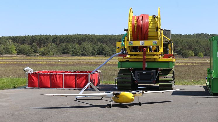 Im Zuge des Feldversuchs kamen die Partner des Projekts ALADIN zusammen, um ihre entwickelten Komponenten auf dem Flugplatz Schönhagen zu testen. (Bild: © Philipp Blum)