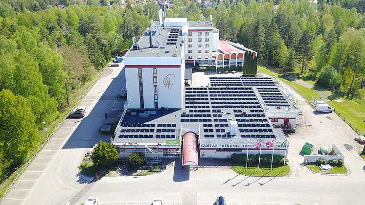 Best Western Gustaf Fröding i Karlstad köper idag 100% förnybar el ifrån sol, vind och vatten. För uppvärmning har man fjärrvärme samt egen återvinning av värme ifrån hotellets ventilation och kyl/frysar som kopplas till egna värmepumpar.