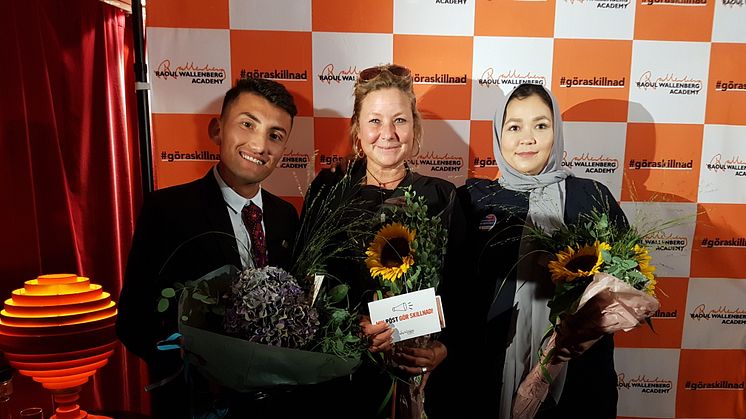 Matilda Brinck-Larsen, nominerad för det "stora" Raoul Wallenberg-priset 2018, flankeras av Ungt Kurage-vinnarna Ali Zardadi och Zahra Samadi.