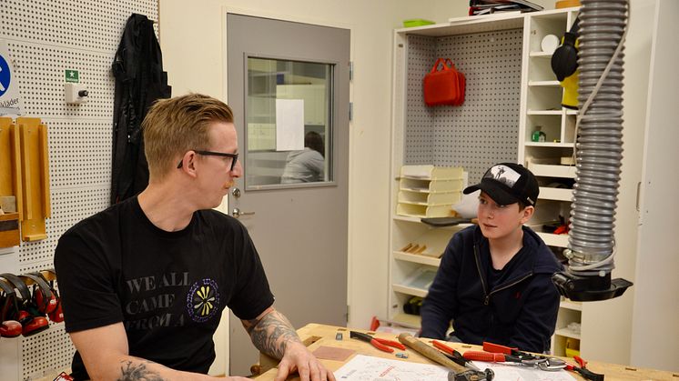 Valter, 14, testar på att arbeta med plåt tillsammans med Viktoriaskolans trä- och metallslöjdlärare Christian Jacobson. 