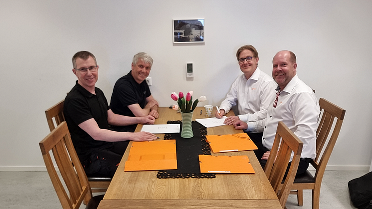Patrik Wennström, Roger Wikström, Jonas Granath och Tobias Eriksson vid signeringen av avtalet.