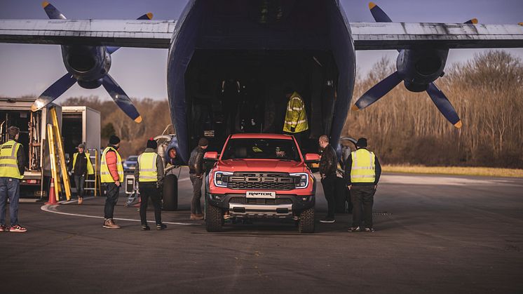 Při natáčení videa na uzavřeném letišti použil Ford nákladní letadlo a hi-tech filmařské vybavení.