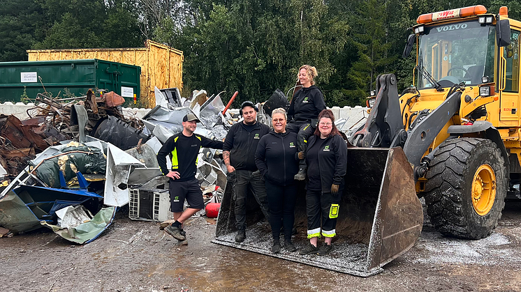 På Skattkärrs Metallåtervinning arbetar ett sammansvetsat team med två män och tre kvinnor. Här är arbetsglädje inte bara en trevlig känsla på jobbet, utan en del av ett större hållbarhetstänk.