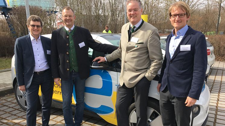 Bürgermeister und kommunale Vertreter aus der Region trafen sich mit dem Bayernwerk zum Energiedialog am Standort Unterschleißheim.