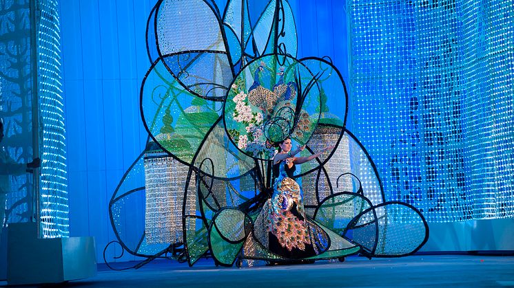 Kostüme als Kunstwerke: Unzählige Stunden Arbeit stecken in den ungeheuer aufwändigen Kostümen der Karnevalsköniginnen. (Foto: Turespaña)