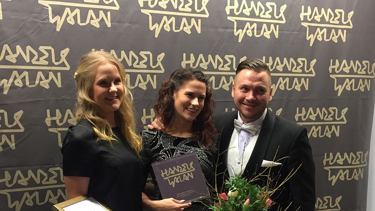 Tina Jakobsson ( imitten) fick ThorenGruppen AB:s pris som "Årets unga stjärnskott" på Handelsgalan här flankerad av Hanna Sondell, Visit Umeå och Joakim Ekblom, CMO, på ThorenGruppen.
