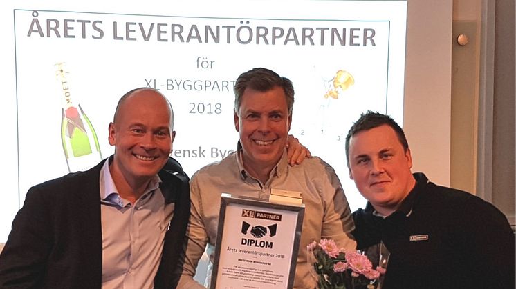 Claes Broberg , V/S/B i mitten gratuleras av Johan Rosendahl, VD (t.v.) och Johan Lundgren, inköpsansvarig (t.h) från XL-BYGGPARTNER.