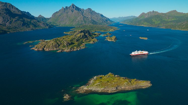 FJERNER PLAST: Nøyaktig 125 år etter den første seilingen, vil Hurtigruten ha med hele kysten i kampen mot plast. Foto: Trym Ivar Bergsmo/Hurtigruten