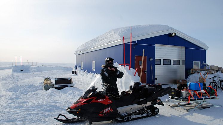 Snøscooter til frakt av forskningsutstyr på Grønland