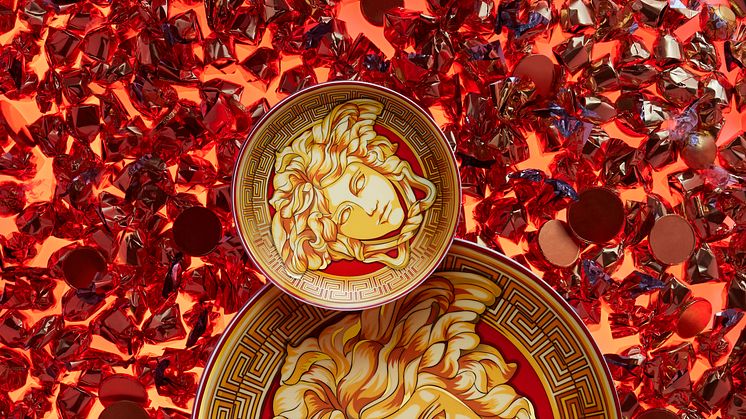 Glamorous Christmas time: Rosenthal meets Versace "Medusa Amplified Golden Coin"