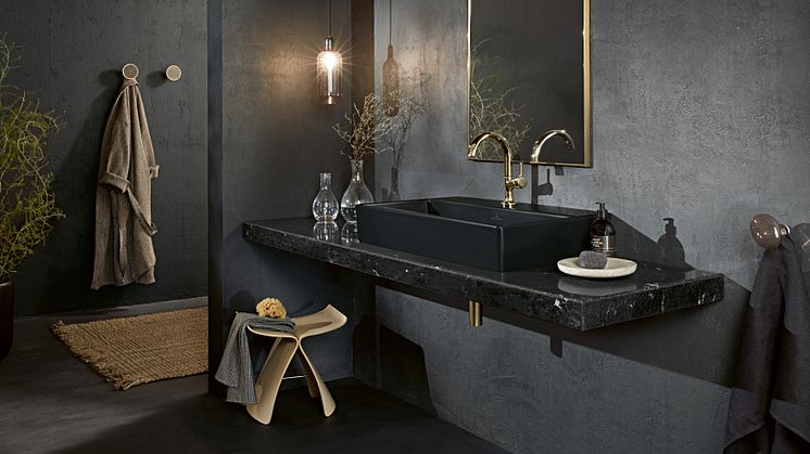 For et gennemført æstetisk udtryk kan man med fordel kombinere den sorte håndvask fra serien Memento 2.0 med sort marmor og gråsorte vægge. Stilfuldt og elegant. 