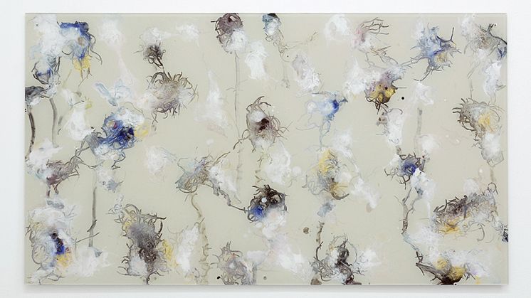Charlotte Walentin - titel; Against the Light (2), 2017, Akrylglas, bomull, linne, silke och färg, 122 x 68 cm.
