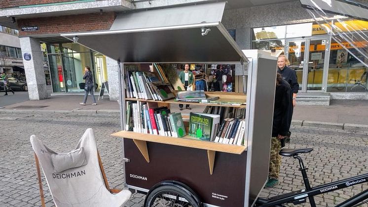 Det nyskapende utendørsbiblioteket består av en container, fire biblioteksykler, en iskrembod-sykkel fra Sandwich Brothers, og en scene.