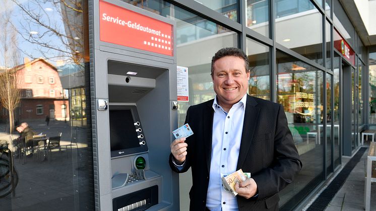 Regionalleiter Rolf Schmidt freut sich für die Besucher der Meile Moosach über den neuen Geldautomaten der Stadtsparkasse München im Eingangsbereich des Einkaufszentrums.