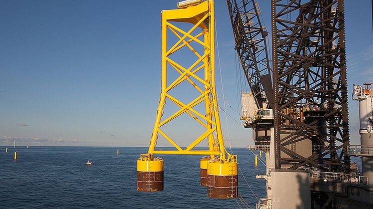 De korte Suction Bucket Jackets sikrer med sin unike teknologi en fast forankring av offshore vindmøller på havbunnen. Bildet er fra installasjonen på Borkum Riffgrund 1. 