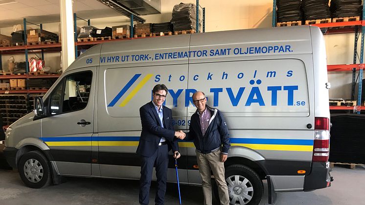 I mer än 30 år har Magnus Wikzell (t.v.) drivit sitt företag Stockholms Hyr-tvätt, men nu övertar Carl-Johan Björkman verksamheten och företaget kommer successivt att byta namn till Hr Björkmans Entrémattor. 