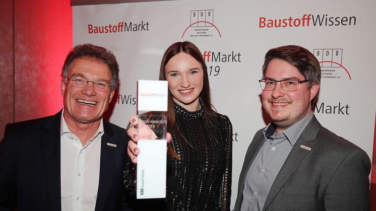 Hartmut Buhren, Anna Swertz und Timo Buhren (v. l.) nahmen den Azubi-Award entgegen. 