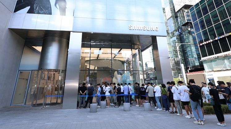 Consumers at Seoul flagship store