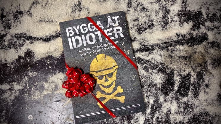 Årets byggjulklapp 2019 är boken Bygga åt idioter.