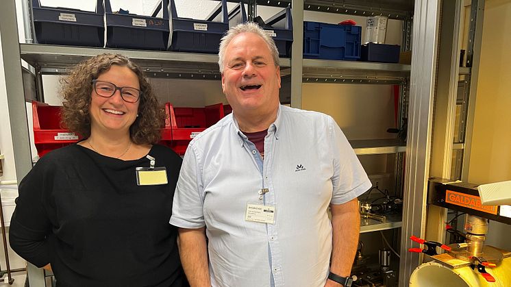 Foto: Elisabeth Hovda og Tor Heggernes var til stede i laboratoriet under testingen. 