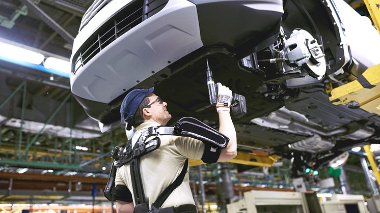 Ford valenciai gyárában ‘exoskeleton’, azaz külső váz segíti a szerelőszalagon dolgozók munkáját