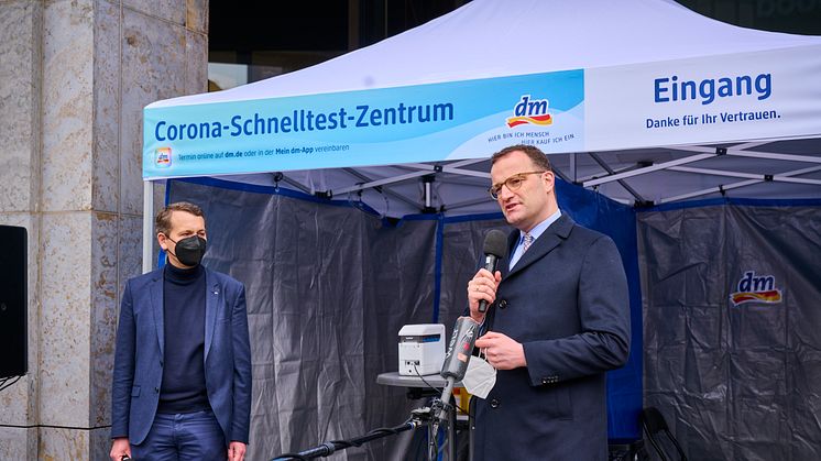 Christoph Werner, Vorsitzender der dm-Geschäftsführung, und Bundesgesundheitsminister Jens Spahn eröffnen das 100. dm Corona-Schnelltest-Zentrum in Berlin. ©Steffen Jänicke/dm