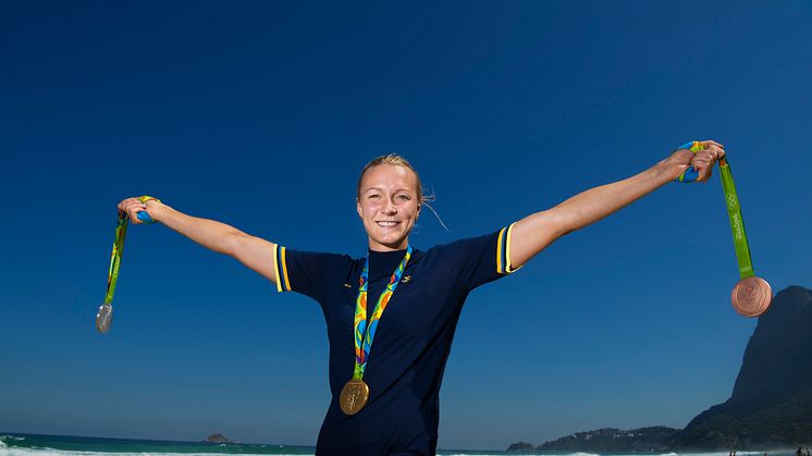 Sarah Sjöström poserar med sina tre medaljer från OS i Rio 2016.