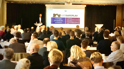 LeoVegas presenteras av CEO Gustaf Hagman inför en stor skara investerare.